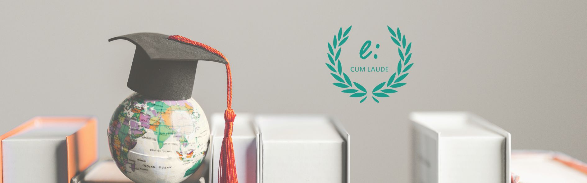 Globo terráqueo con birrete de graduación junto al sello Cum Laude de Emagister, símbolo de excelencia académica y formación online de calidad.