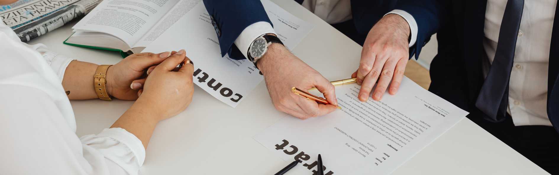 Descubre los contratos del sector público, sus características y los tipos más importantes.