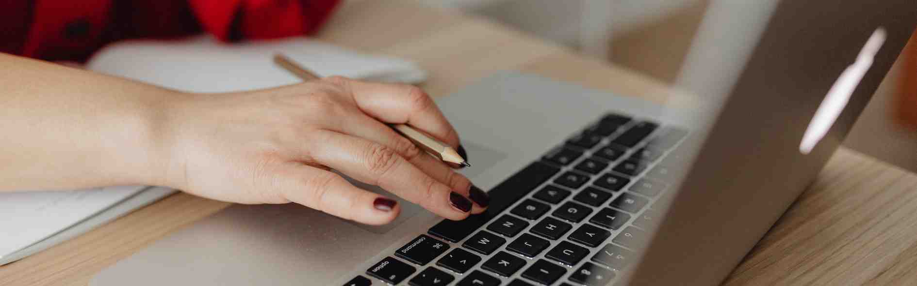 Conoce las diferencias entre títulos propios y oficiales y descubre qué opción se adapta mejor a tus objetivos formativos y laborales.