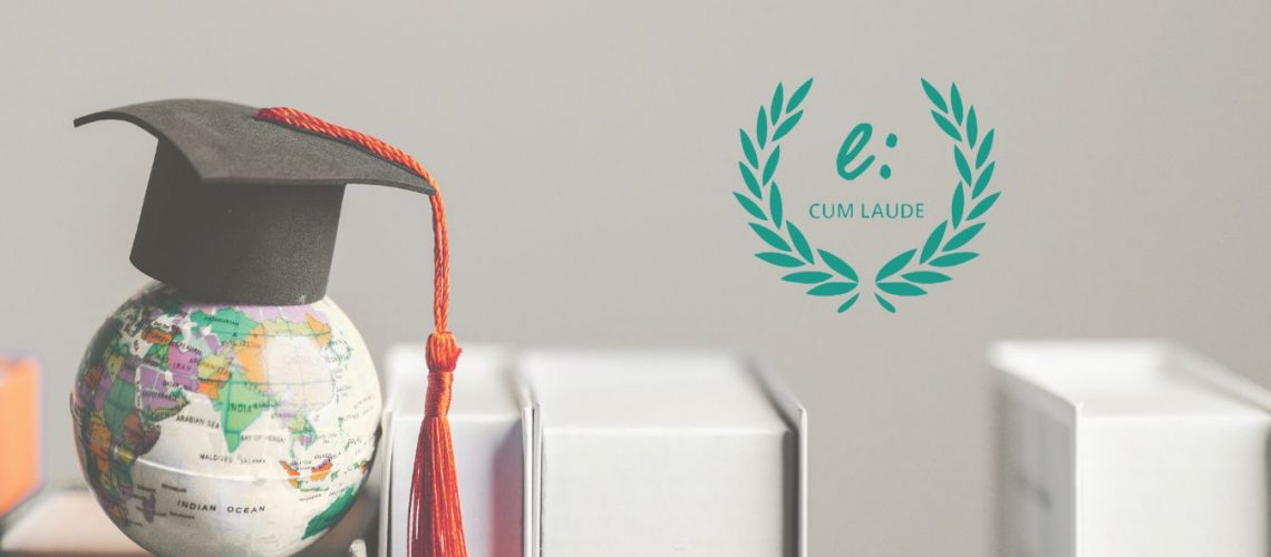 Globo terráqueo con birrete de graduación junto al sello Cum Laude de Emagister, símbolo de excelencia académica y formación online de calidad.