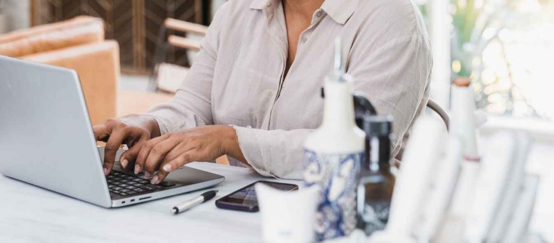 Descubre cómo elegir formación online con nuestra guía de 8 consejos.