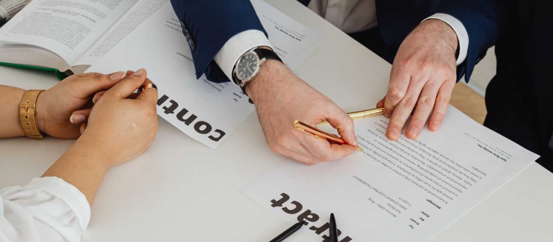 Descubre los contratos del sector público, sus características y los tipos más importantes.