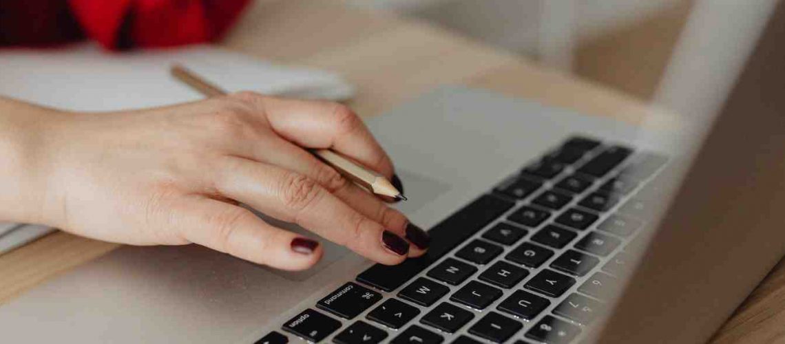 Conoce las diferencias entre títulos propios y oficiales y descubre qué opción se adapta mejor a tus objetivos formativos y laborales.
